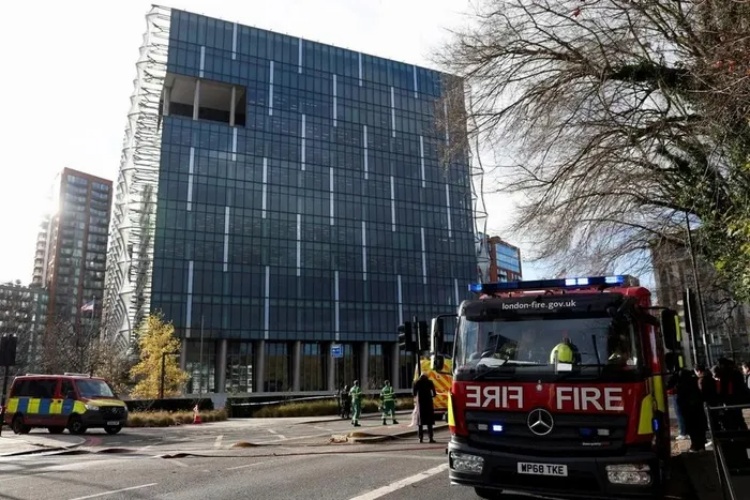 Cảnh sát phát hiện gói hàng khả nghi bên ngoài Đại sứ quán Mỹ tại London