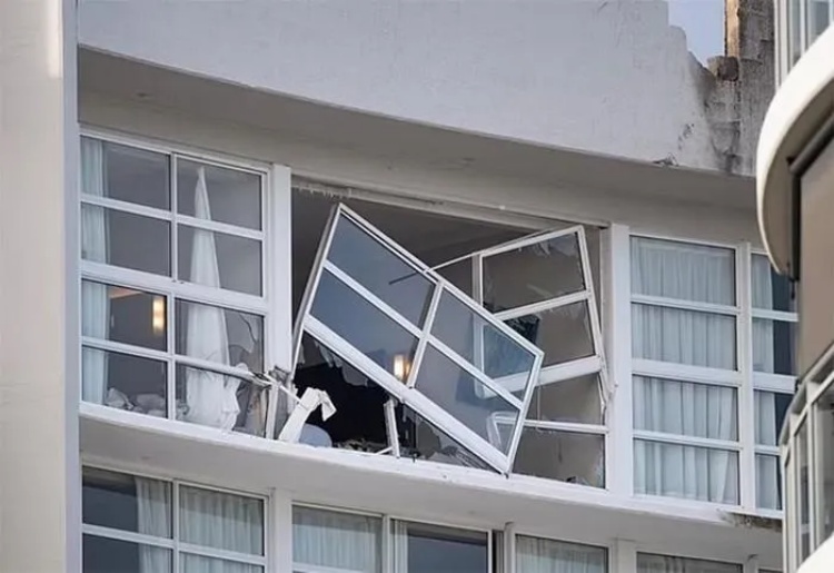 Hàng trăm người phải sơ tán khi trực thăng đâm vào mái khách sạn
