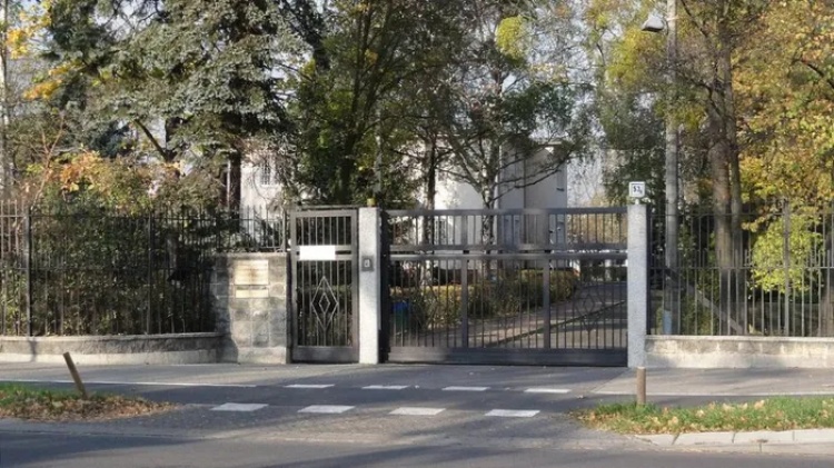 Ba Lan ra 