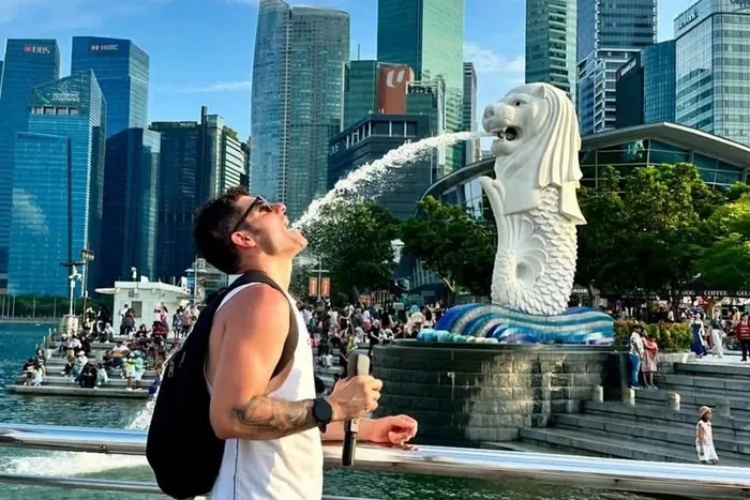 20 người bị bỏ lại giữa đường vì không mua quà lưu niệm ở Singapore