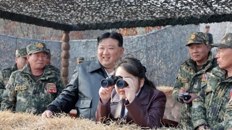 Kim Jong-un đích thân thị sát cuộc thử nghiệm máy bay không người lái cảm tử