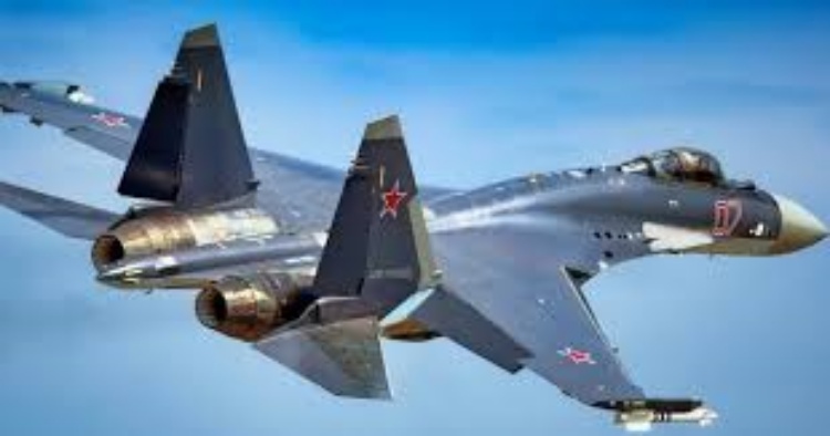Khoảnh khắc đáng chú ý: Su-35 Nga lướt qua F-16 Mỹ