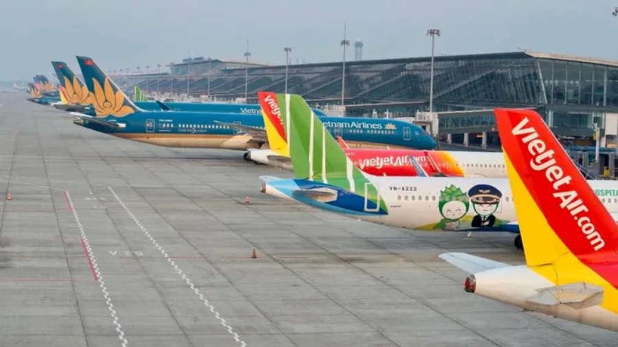 Sân bay đóng cửa, hàng trăm chuyến hủy và lùi lịch bay do bão số 3 đổ bộ
