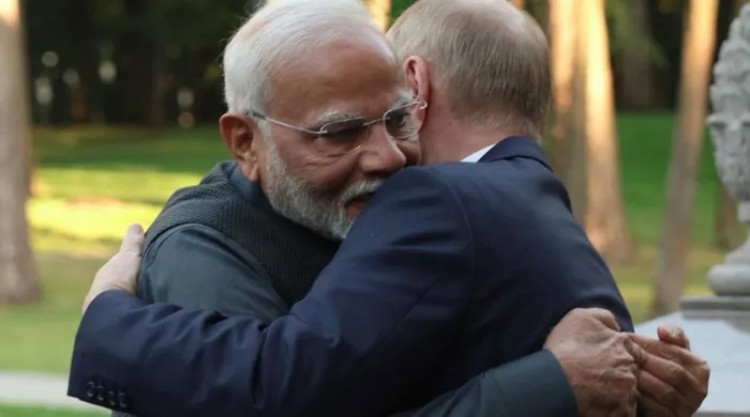 Cái ôm nồng ấm của ông Modi với Tổng thống Putin và 'ván cược' của Ấn Độ