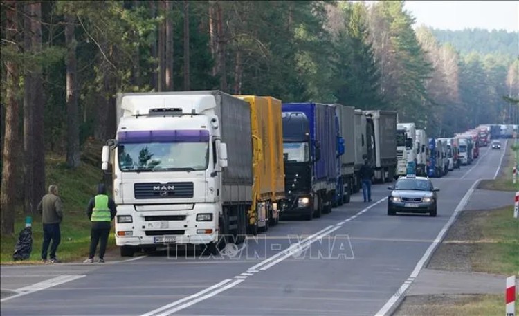 Ba Lan dừng thông quan xe tải từ Belarus