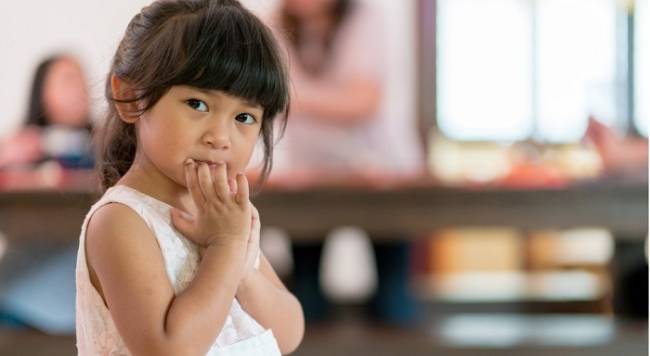 Tại sao càng rèn tự lập, con càng nhút nhát, rụt rè? Câu chuyện của gia đình sau khiến hàng ngàn phụ huynh giật mình