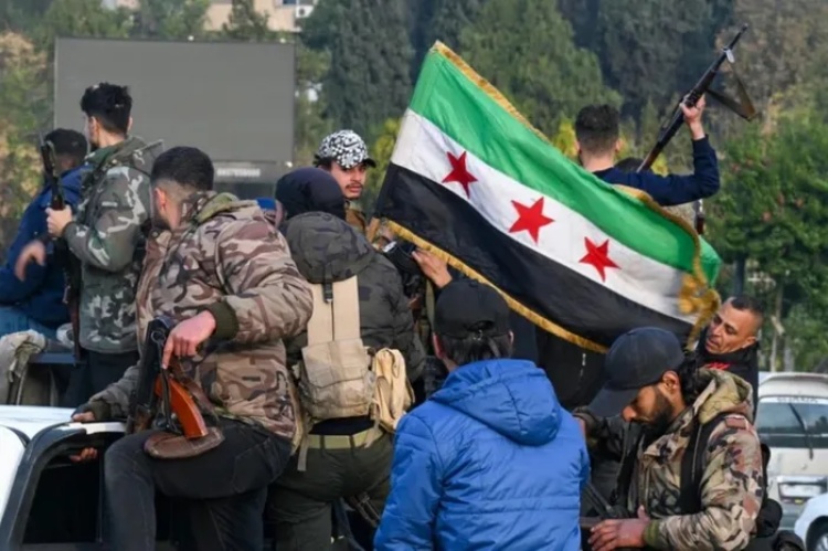 Cờ của lực lượng đối lập Syria được kéo lên tại Đại sứ quán ở Moskva