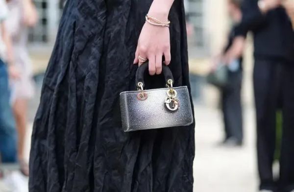 Sự thật hàng xa xỉ: Dior chi 60 USD để sản xuất chiếc túi giá 2.780 USD