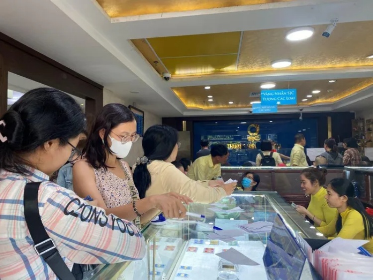 'Rót tiền' vào đâu giữa áp lực tỷ giá và lạm phát?