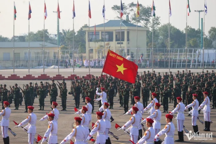 Tiêm kích nhào lộn và trực thăng kéo cờ hợp luyện trên bầu trời Hà Nội