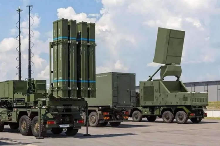 Giây phút loạt đạn chùm Nga tấn công hệ thống IRIS-T Ukraine