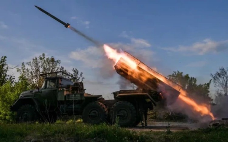 Video tên lửa Iskander-M Nga tấn công đoàn tàu, phá hủy hàng chục thiết bị quân sự của Ukraine