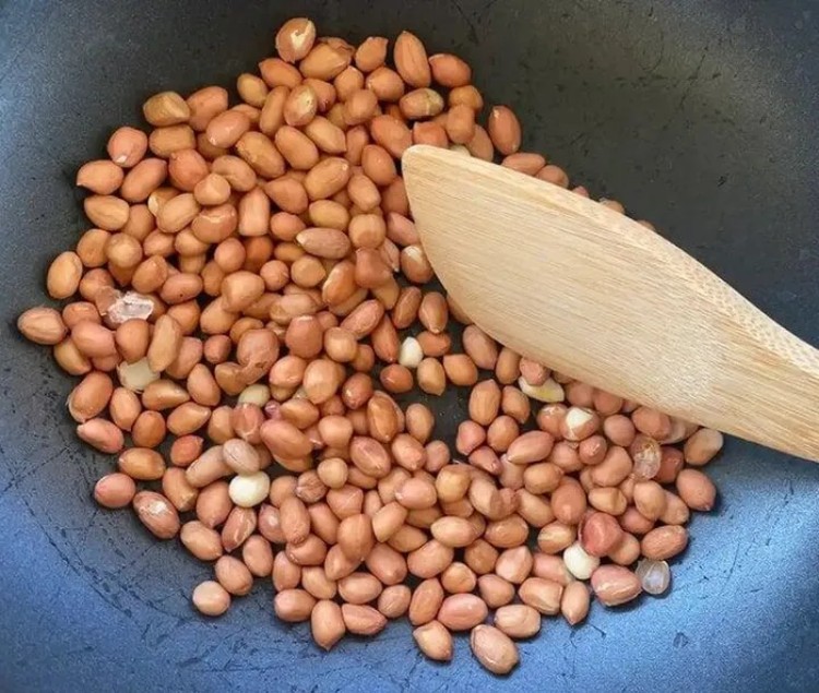 Mẹo rang lạc giòn lâu
