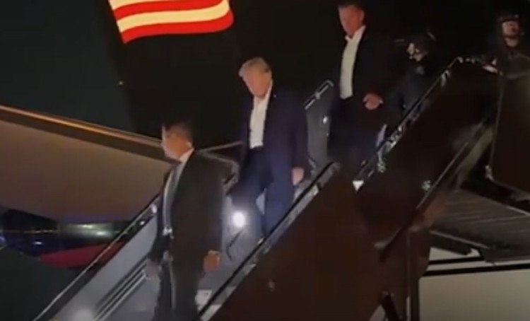 Ông Trump lần đầu tiên xuất hiện sau khi bị bắn