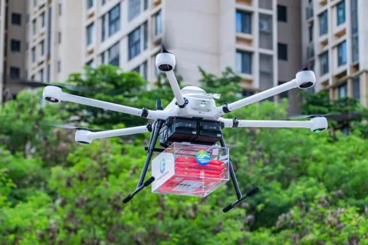 Trường giao giấy báo nhập học bằng máy bay không người lái