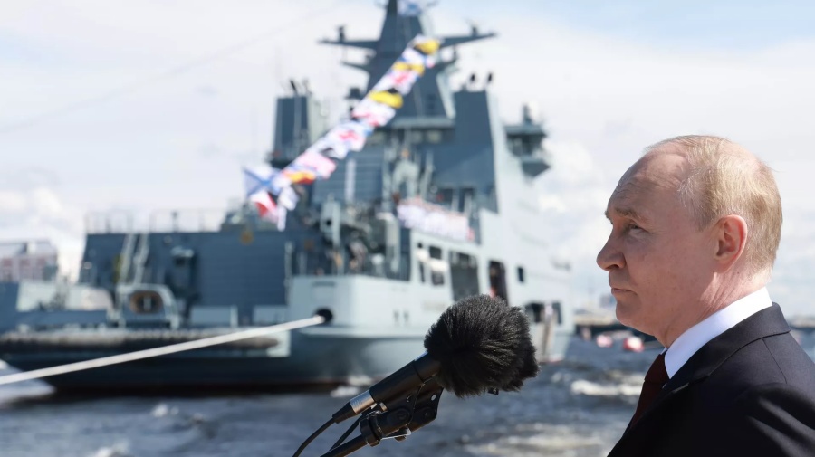 Tổng thống Putin dự duyệt binh Ngày Hải quân Nga, hàng trăm tàu chiến tham gia