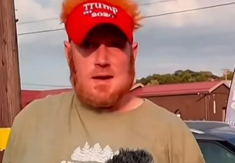 Nhân chứng thấy thủ phạm đeo súng trường leo lên mái nhà trước khi bắn ông Trump