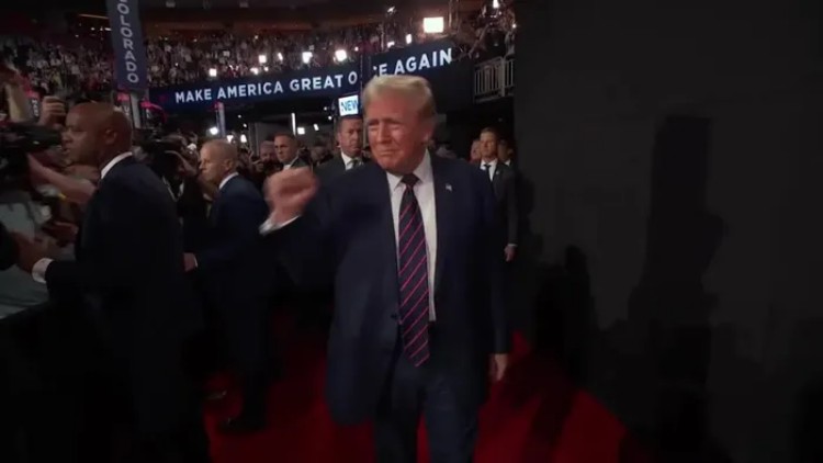 Ông Donald Trump thẳng tiến trên cuộc đua vào Nhà Trắng