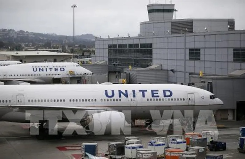 Máy bay của United Airlines hạ cánh khẩn cấp do rơi bánh đáp