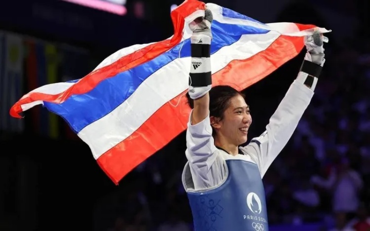 Olympic Paris 2024: Ngôi sao võ thuật Thái Lan quỳ gối tạ ơn thầy và cha sau khi làm nên kỳ tích lịch sử