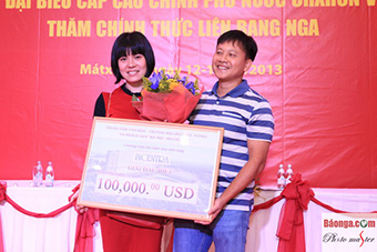 Khách hàng Đỗ Cảnh Hưng tại Mátxcơva đã trúng thưởng giải đặc biệt 1 gian hàng trị giá 100.000 USD