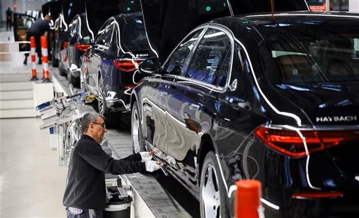 IMF, ECB và các ngân hàng trung ương xoay sở giữa tâm bão thương mại