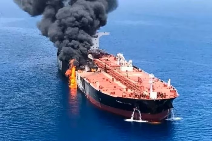 Bất chấp cảnh báo của Iran, 2 tàu cố vượt eo Hormuz bị UAV tấn công, 7 thủy thủ chết và bị thương