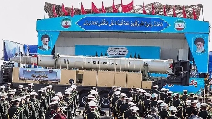 Iran ra mắt tên lửa đạn đạo mới trong bối cảnh căng thẳng khu vực gia tăng