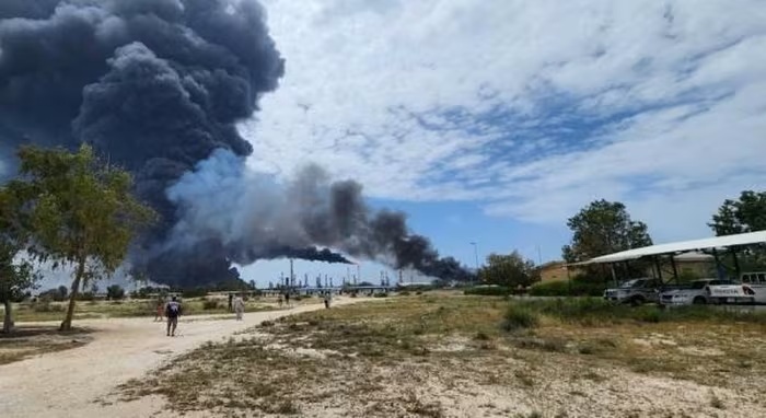 Nhà máy lọc dầu của Iran bị tấn công ngay sau thỏa thuận ngừng bắn