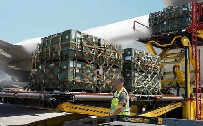 Hàng loạt máy bay vận tải quân sự hạ cánh, Israel đón tin vui?