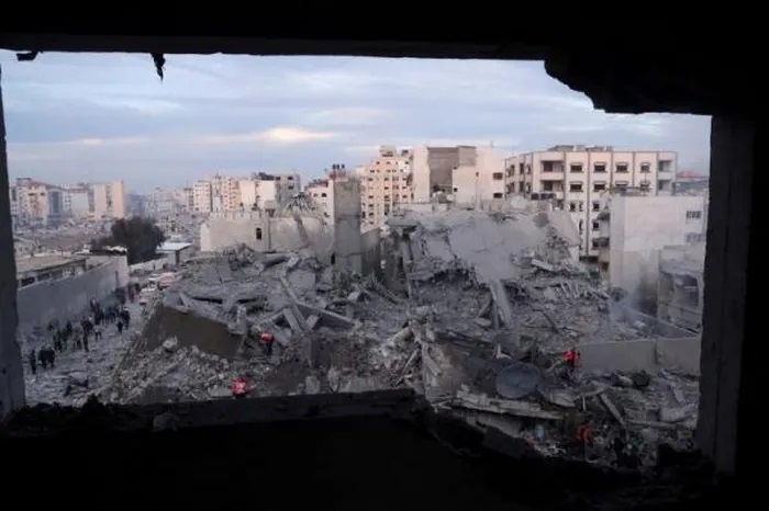 Bom Israel đánh sập tòa nhà ở Dải Gaza, vùi lấp 15 thành viên một gia đình