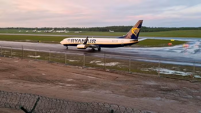 Máy bay Ryanair hạ cánh khẩn cấp tại Đức do nhiễu động mạnh khiến 9 người bị thương