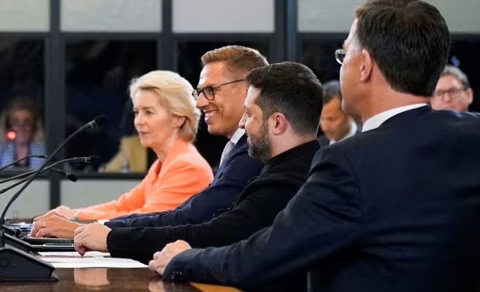 Ông Trump bất ngờ tạm dừng họp với ông Zelensky và lãnh đạo châu Âu để gọi điện cho ông Putin