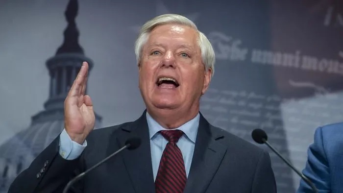Đồng minh của ông Trump nói Ukraine có thể giúp nước Mỹ giàu có