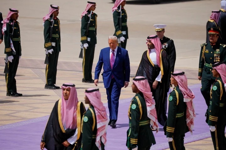 Ông Trump công du Trung Đông bán hàng, ở nhà bị kêu gọi luận tội