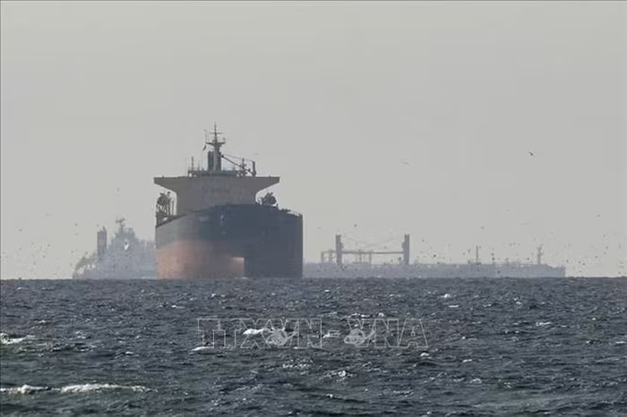 Hàng loạt tàu bị Mỹ trừng phạt băng qua eo biển Hormuz bất chấp lệnh phong tỏa