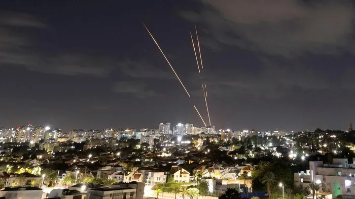 Mỹ mắc kẹt với Israel