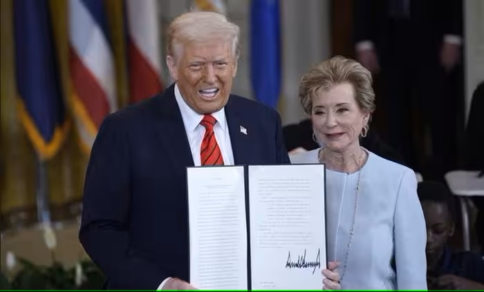 Tổng thống Donald Trump ra lệnh mới liên quan đến các đối thủ chính trị