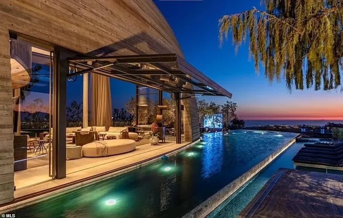 Cận cảnh biệt thự khủng 125 triệu USD sau hỏa hoạn dữ dội ở Los Angeles