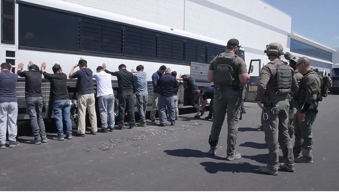 Đặc vụ Mỹ tràn vào nhà máy Hyundai, hàng trăm người Hàn Quốc bị bắt giữ