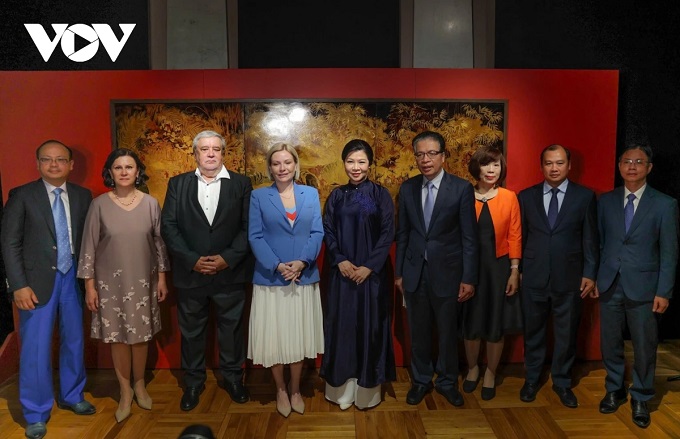 Phu nhân Ngô Phương Ly dự khai mạc triển lãm tranh sơn mài Việt Nam tại Nga