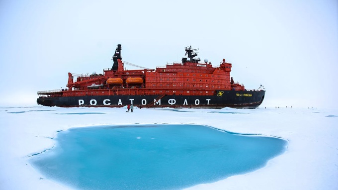 Nữ vận động viên thể dục dụng cụ Nga biểu diễn tại Cực Bắc