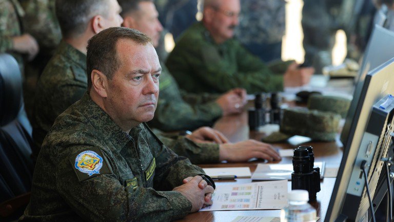 Ông Medvedev cảnh báo đanh thép nước thành viên NATO tuyên bố về khả năng “tấn công phủ đầu” Nga