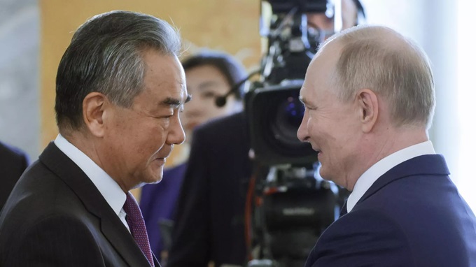 Tổng thống Nga Vladimir Putin gặp Ngoại trưởng Trung Quốc