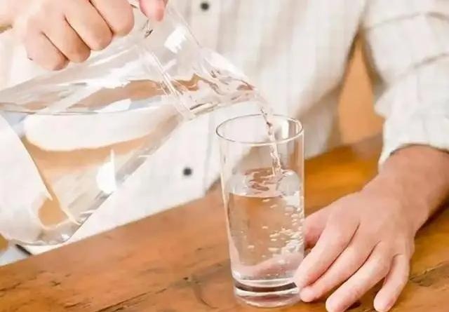 3 bất thường khi uống nước có thể là dấu hiệu cảnh báo ung thư gan