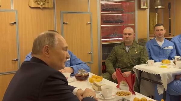 Vladimir Putin cùng thủy thủ tàu ngầm hạt nhân hưởng trà ấm cúng
