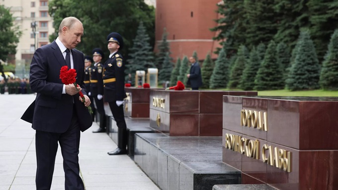 Tổng thống Putin đặt vòng hoa tại Mộ chiến sĩ vô danh
