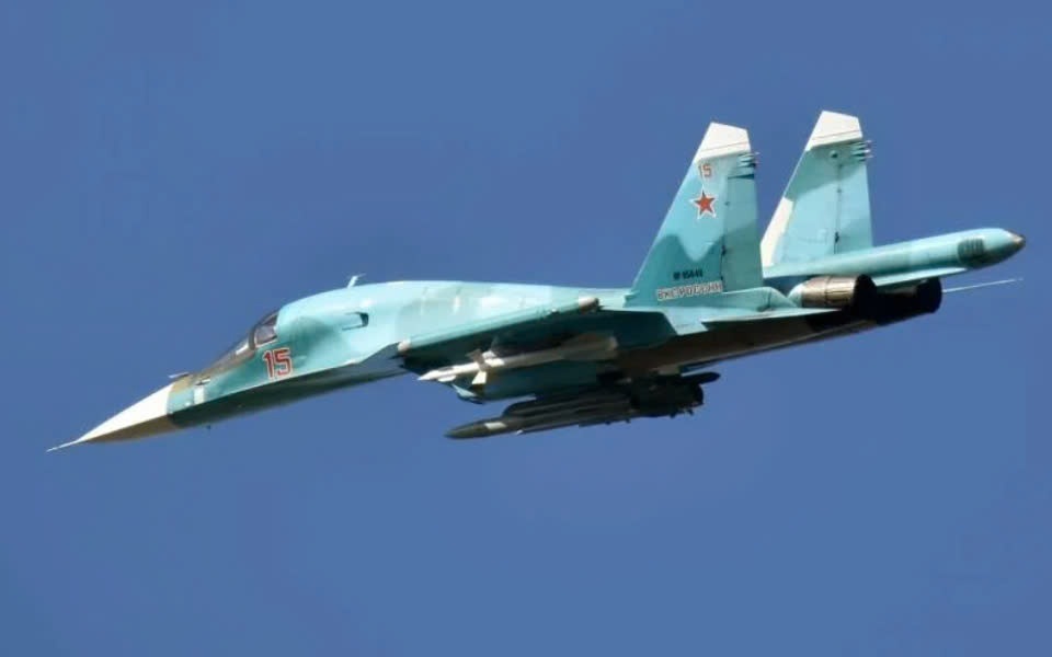 Su-35S hộ tống Su-34 phá hủy cứ điểm của Ukraine ở Kursk