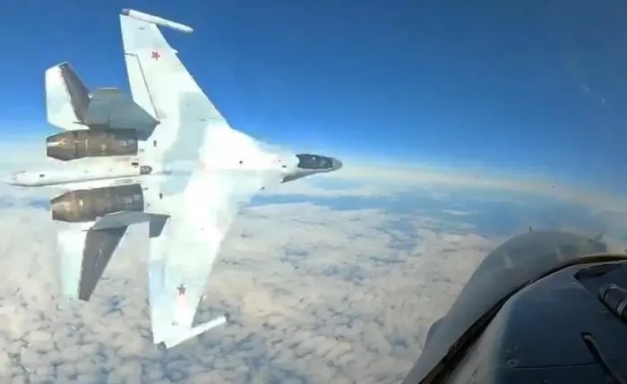 Vì sao Su-35 của Nga liều lĩnh 'tạt đầu' F-16?