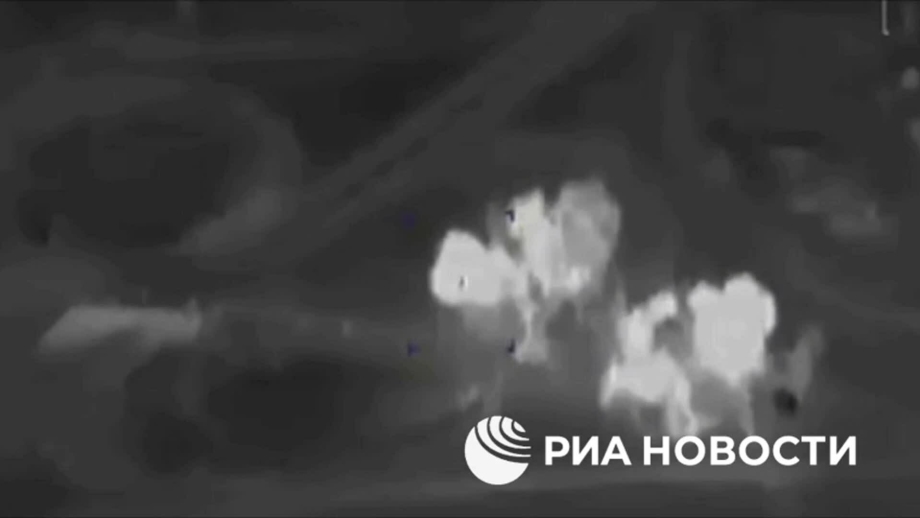 Không quân Syria không kích đoàn xe khủng bố trên đường cao tốc